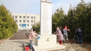В Октябрьском журналисты помыли памятники