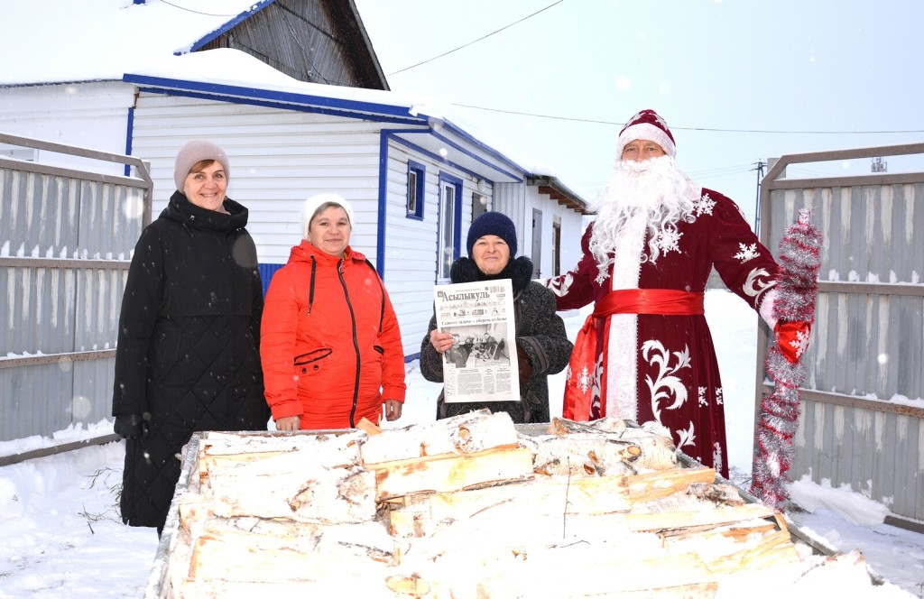 В Давлеканово среди подписчиков районных газет разыграли два прицепа дров